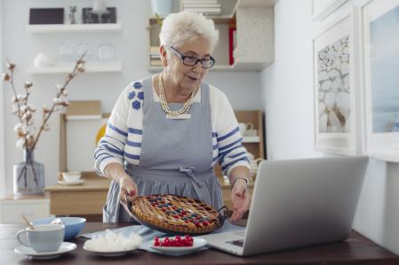 Mujer mayor mostrando su tarta