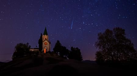 Líridas de Abril con el santuario de Puig-agut.