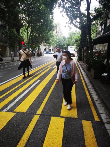Una calle de Barcelona donde se ha ganado espacio para los peatones suprimiendo carriles de circulación de vehículos