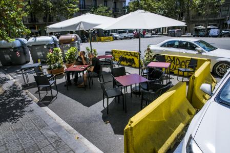 Bloques de cemento delimitan la ampliación de la terraza de un local de restauración