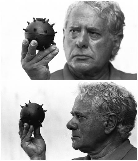 Paco, con una réplica de la bomba del Liceu