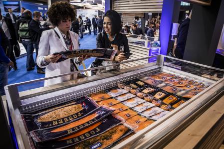 Dos visitantes conociendo productos en Seafood