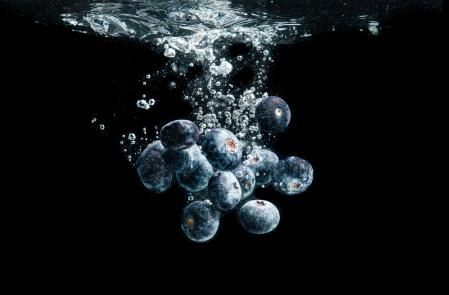 Arándanos sumergidos en agua