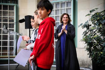 Ada Colau, la alcaldesa de Barcelona, durante su visita a la escuela Concepció del Eixample