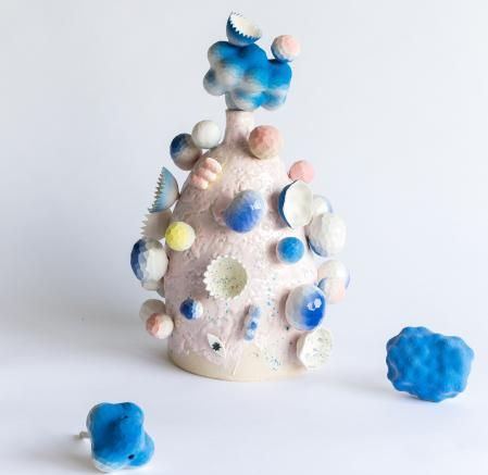 Pop Rocks, escultura de cerámica desmontable y modulable de Kartini Thomas