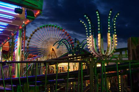 La noria es una de las atracciones de la calle del Infierno de la Feria de Abril