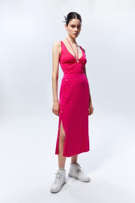 Conjunto de top ‘cut out’ (15,99 euros) y falda ‘midi’ de canalé (29,99 euros) de Sfera