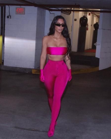 Kim Kardashian con el conjunto de Balenciaga en rosa fucsia