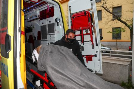 Belén bajando de la ambulancia
