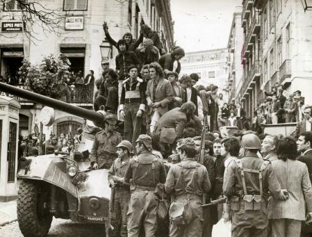 Militares y civiles, antes de la capitulación de Marcelo Caetano