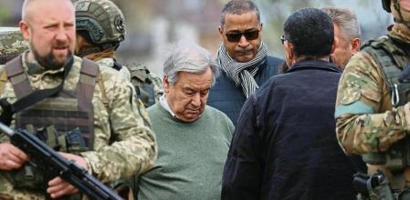 Dos misiles causaron ayer heridos en Kyiv; según un asesor de Zelenski, el ataque fue durante la visita del secretario general de la ONU, António Guterres, a la capital y a Borodianka (Miguel Gutierrez / EFE)