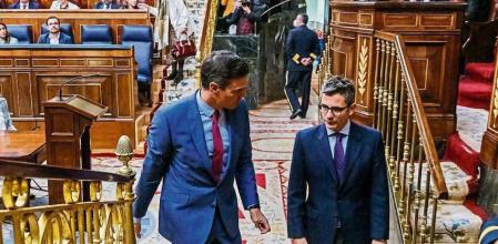 Pedro Sánchez y Félix Bolaños, ayer al término del debate en el Congreso
 (Dani Duch)