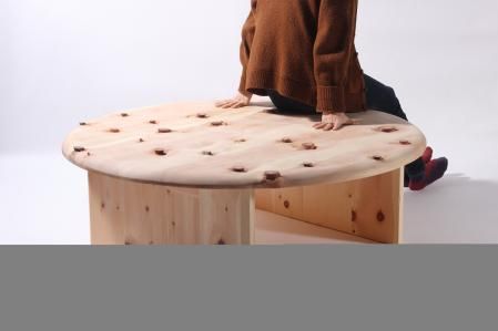 Las mesas de madera de Sho Ota incluyen ramificaciones de los nudos del tronco