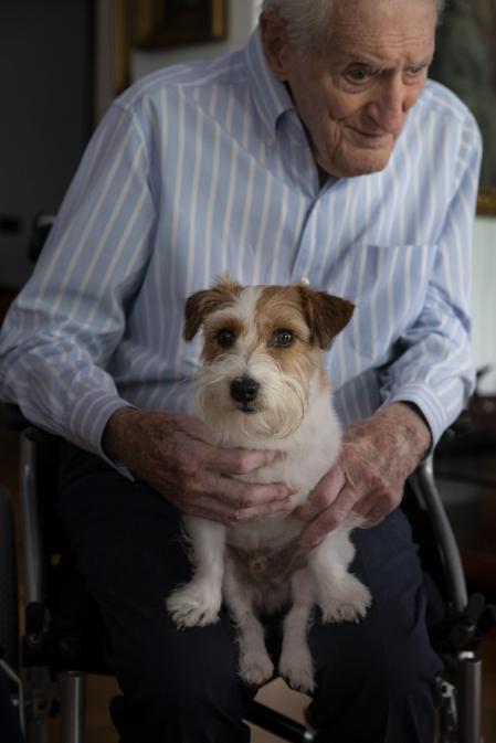 José Cusí sostiene a Bribón, su Jack Russell, esta semana en Barcelona
