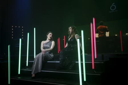 La joven soprano valenciana Marina Monzó cantó acompañada de Marina Perles antes de recibir el premio a mejor artista joven