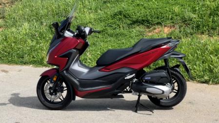 El Honda Forza 125, es una referencia en el segmento de los scooter 125 de filosofía GT.