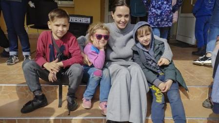 Angelina Jolie visitó Ucrania por su propia cuenta, a pesar de ser la embajadora especial de la Alta Comisaría de la ONU para los Refugiados (ACNUR)