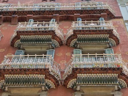 Balcones modernistas de hierro forjado de la Casa Estapé.