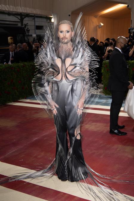 Fredrik Robertsson luce un diseño de Iris Van Herpen que no casa nada con la temática