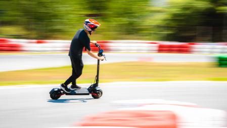 Tiene una velocidad máxima de hasta 65 km/h, limitada a 25 km/h con certificado 