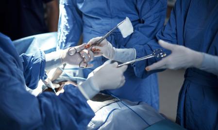 Imagen de recurso de unos médicos usando gasas durante una cesárea