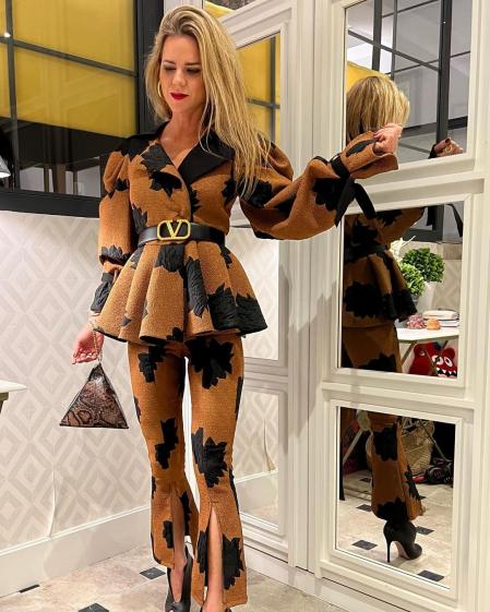 Amelia Bono con un estilismo de inspiración setentera