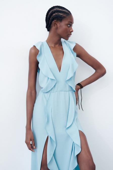 Vestido con volantes y aberturas en la falda de Zara