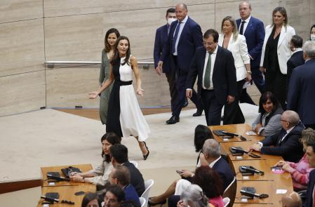 Letizia saluda a Inmaculada Vivas al entrar en el salón de actos