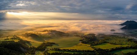 El sol ilumina la Plana de Vic en una panorámica con la unión de tres fotos.