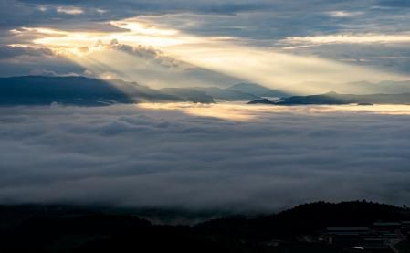 El sol se escondía y la luz se apagaba.