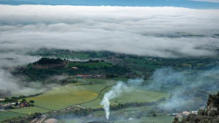 Columna de humo y mar de niebla en el Voltreganès.