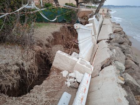 Jardín, muro y camino destrozado en la playa norte de Tavernes de la Valldigna