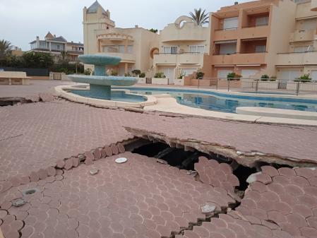 Pavimento hundido en una piscina comunitaria en la playa de Tavernes de la Valldigna