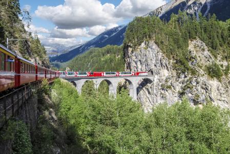 El Glacier Express a su paso por el viaducto Landwasser