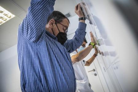 14 - 04 - 2022 / Igualada / El CAP Igualada Nord abre una consulta especializada en prescripción de actividad física para enfermos crónicos (insuficiencia cardíaca, diabetes, postcovid). Estarán Aurora Garriga, directora del CAP; Adolf Castro, enfermero especializado en actividad física y enfermedades crónicas, y un paciente (Joan) . / foto: Llibert Teixidó