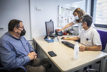 14 - 04 - 2022 / Igualada / El CAP Igualada Nord abre una consulta especializada en prescripción de actividad física para enfermos crónicos (insuficiencia cardíaca, diabetes, postcovid). Estarán Aurora Garriga, directora del CAP; Adolf Castro, enfermero especializado en actividad física y enfermedades crónicas, y un paciente (Joan) . / foto: Llibert Teixidó