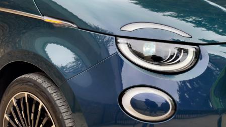 Luces led (opcionales) e intermitentes tridimensionales, un guiño a la modernidad y al estilo 500.