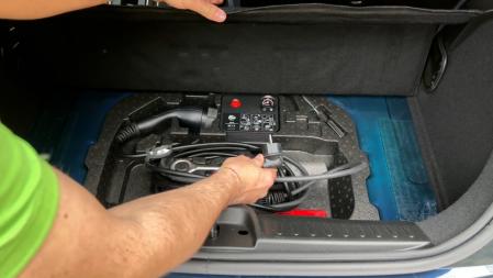 El maletero es pequeño, pero tiene detalles funcionales como un hueco para los cables de carga convenciones.