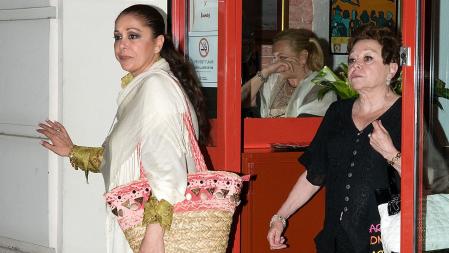 María Navarro junto a Isabel Pantoja saliendo de un restaurante en 2011