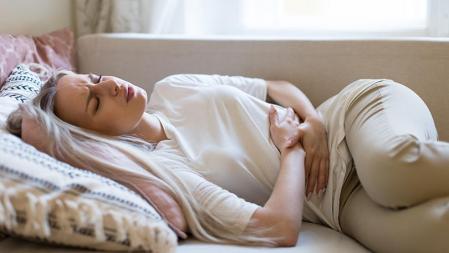 El dolor abdominal intenso es uno de los síntomas característicos de la gastroenteritis