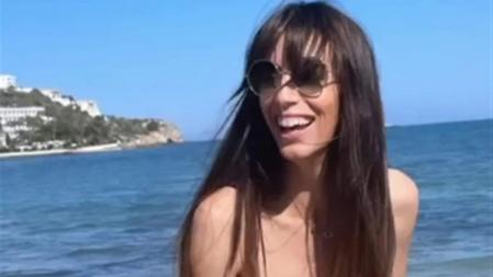 Almudena Cid se ha desplazado a Ibiza para disfrutar de la playa junto a un amigo