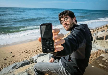 11 - 04 - 2022 / Vilassar de Mar / personas que prefieren disponer de un móvil que únicamente reciba y pueda realizar llamadas (y enviar SMS) a un smartphone como el que usamos hoy la mayoría. De este modo, según ellos, evitan la intromisión en su vida privada de cuestiones laborales, entre otros factores. Foto a Facund Fora, uno de los entrevistados / Foto: Llibert Teixidó - En alguna foto con un compañero de piso que si usa smartphone