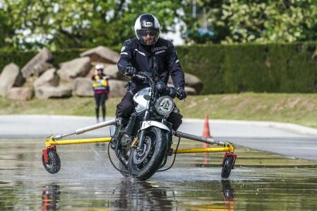 Para coger confianza en moto se puede asistir a un curso de conducción