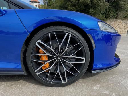 Las llantas delanteras son de 20 pulgadas y las traseras de 21”&nbsp;