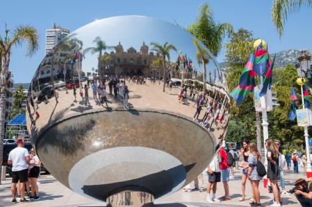 Mirror Sky de Anish Kapoor con el reflejo de la plaza del Casino
