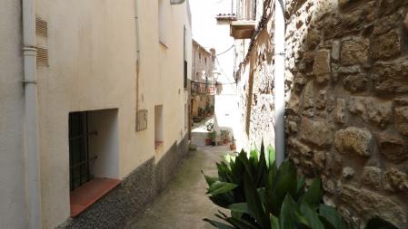 La calle de Joan Corrades i Bosch en el pueblo de Hostafrancs.