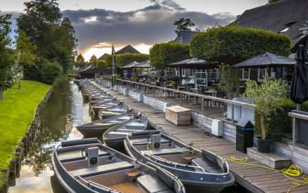 Los turistas que visitan Giethoorn pueden pasear por sus canales en una motora de alquiler eléctrica