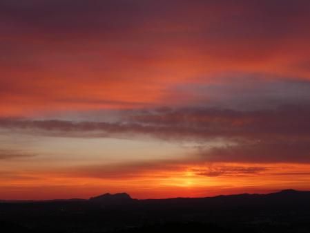 Pilar solar al atardecer en Sant Fost de Campsentelles.