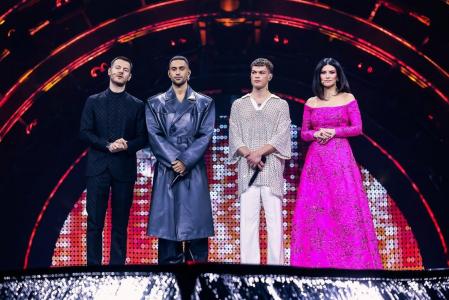 Laura Pausini junto a los representantes de Italia Mahmood y Blanco