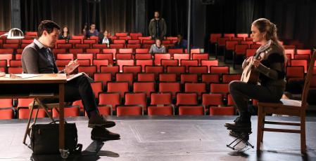 Sophie (Lizzy Greene), una alumna que es víctima de su profesor particular de música (Andrew Leeds).